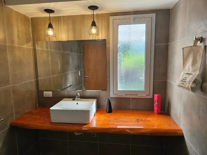 Campo: baño con mesada de madera