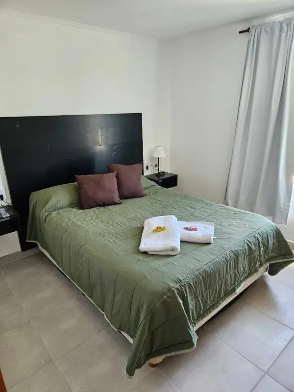 Campo: dormitorio con cama de dos plazas