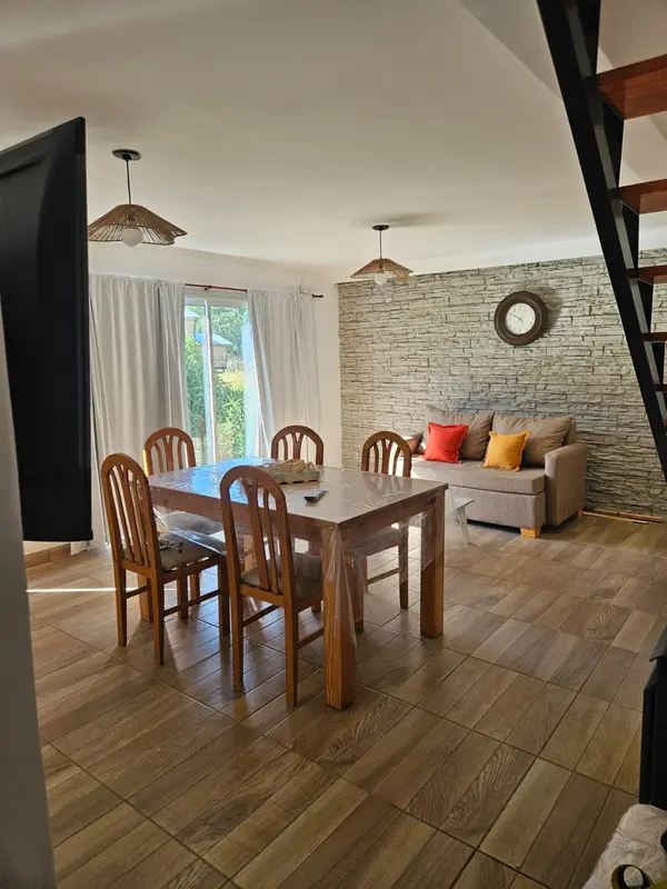 Campo: living con pared de piedra