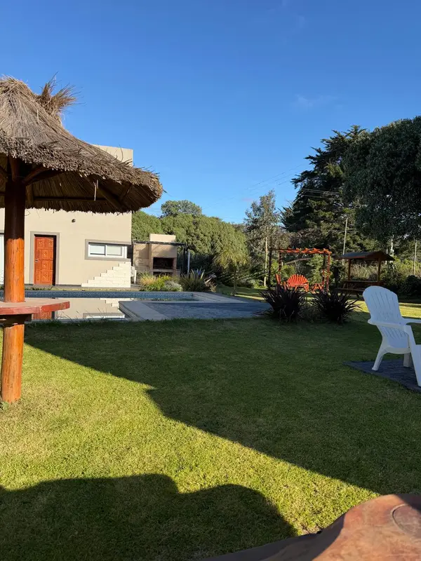 Parque con quincho y las cabañas al fondo