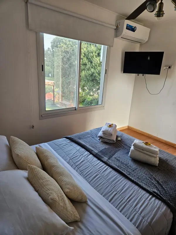 Mar: dormitorio con aire acondicionado y TV