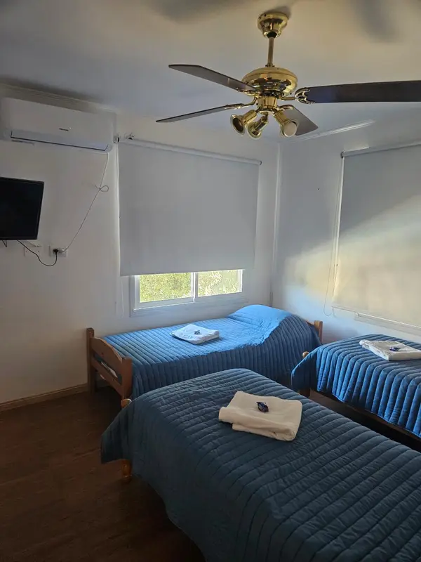 Mar: dormitorio con camas individuales