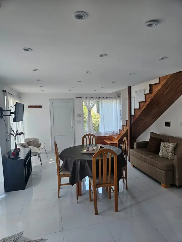 Mar: planta baja con escalera de madera